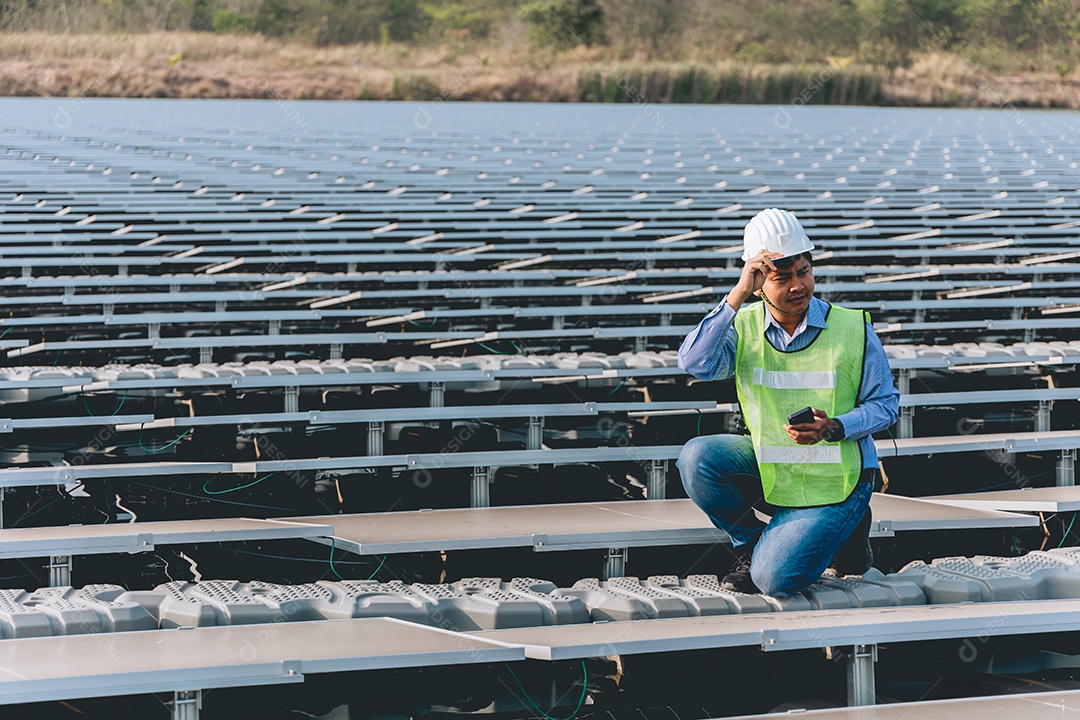 Homem profissional de placas fotovoltaicas com capacete de segurança