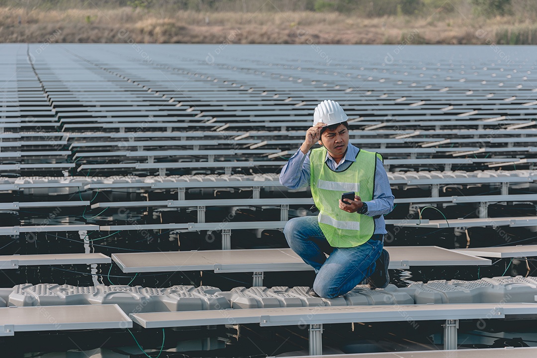 Homem profissional de placas fotovoltaicas com capacete de segurança