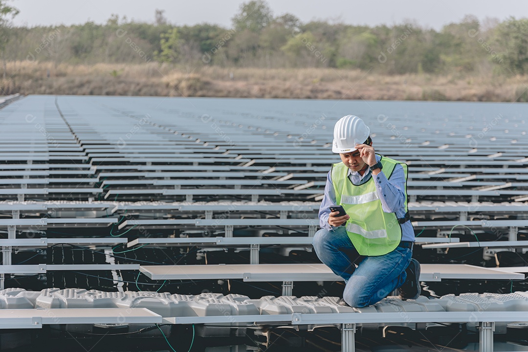 Homem profissional de placas fotovoltaicas com capacete de segurança