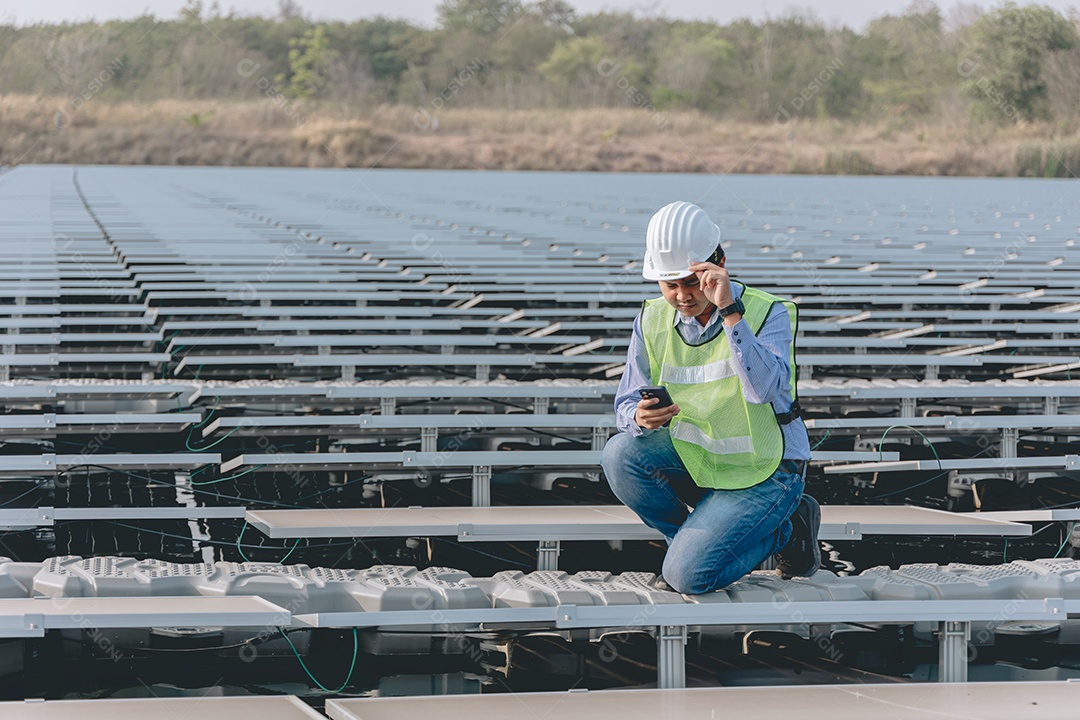 Homem profissional de placas fotovoltaicas com capacete de segurança
