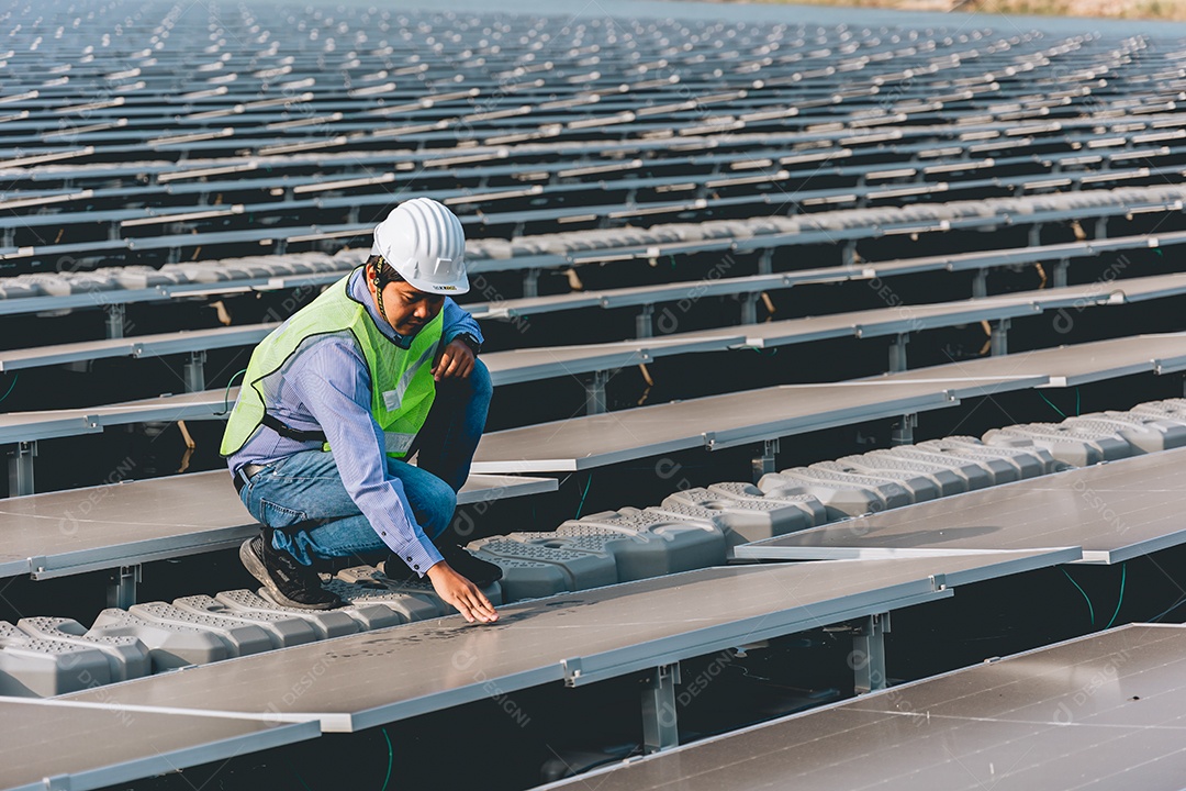Homem profissional de placas fotovoltaicas com capacete de segurança