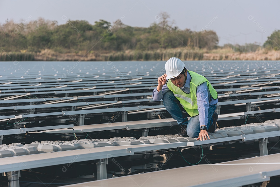 Homem profissional de placas fotovoltaicas com capacete de segurança