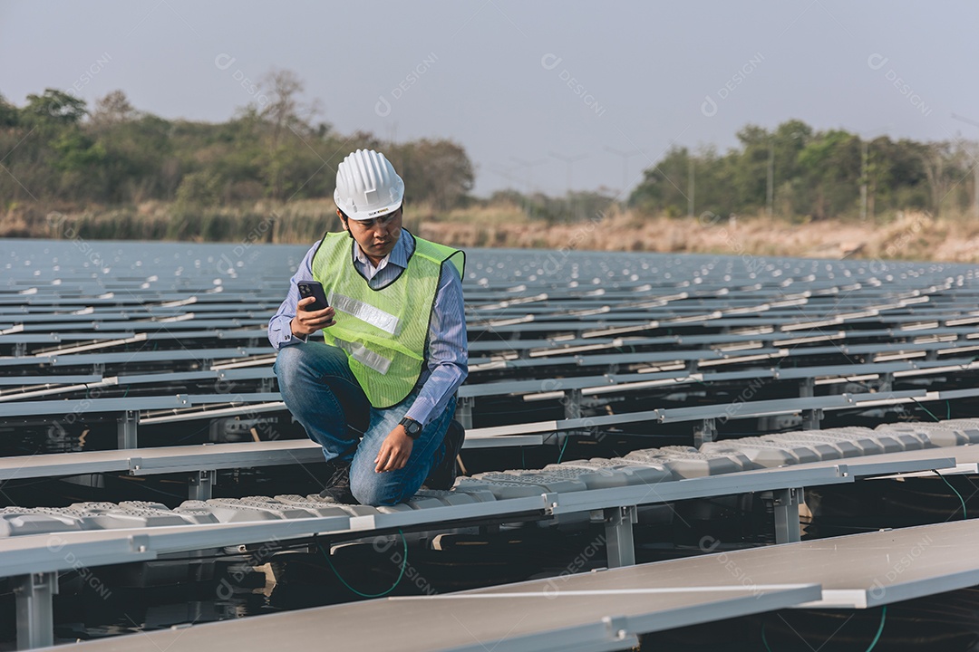 Homem profissional de placas fotovoltaicas com capacete de segurança