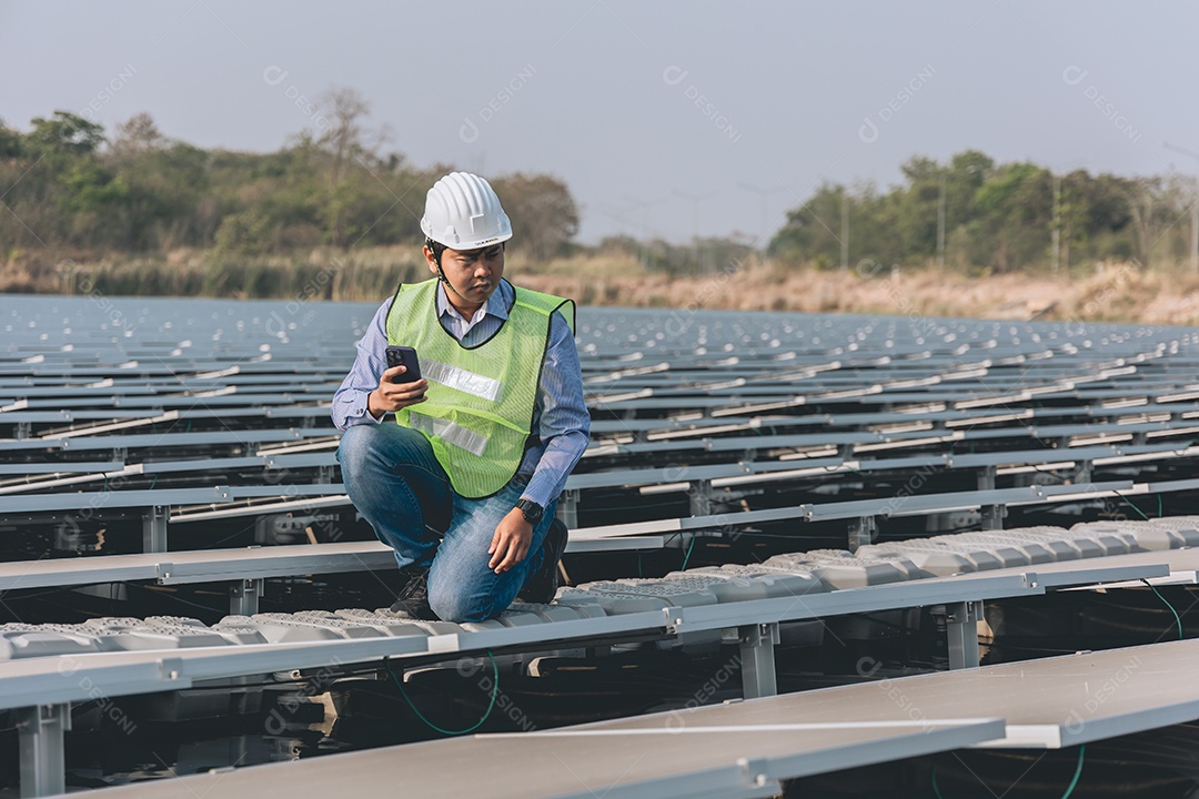 Homem profissional de placas fotovoltaicas com capacete de segurança