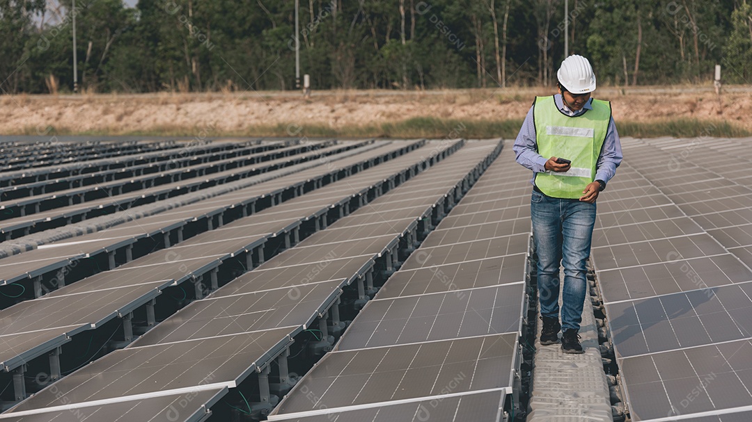 Homem profissional de placas fotovoltaicas com capacete de segurança