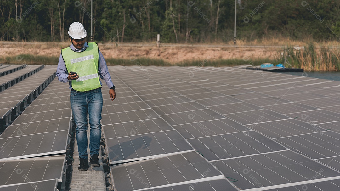 Homem profissional de placas fotovoltaicas com capacete de segurança