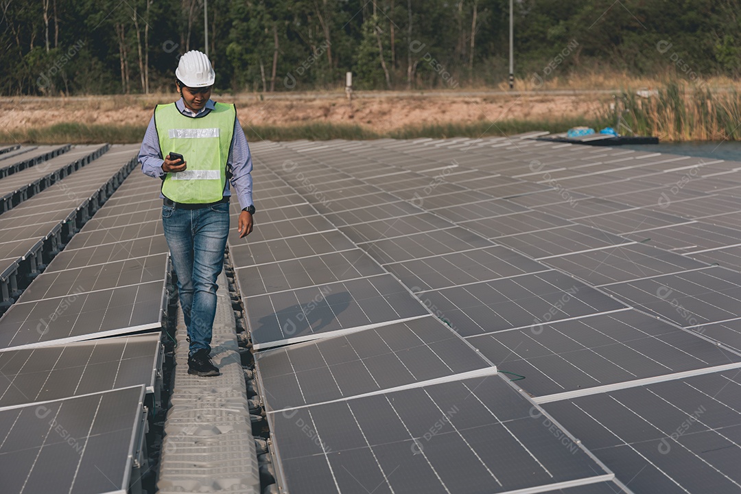 Homem profissional de placas fotovoltaicas com capacete de segurança