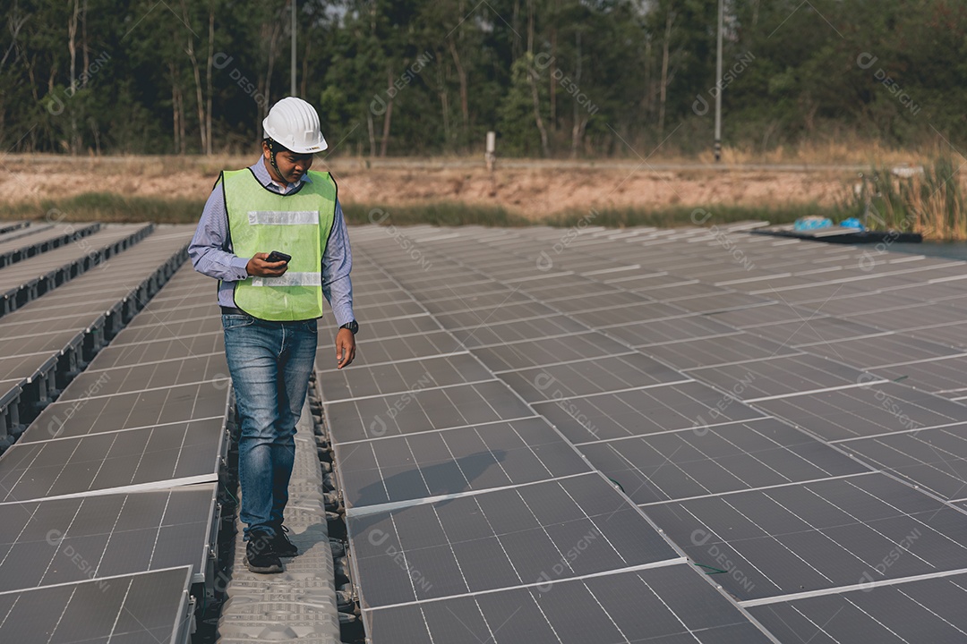 Homem profissional de placas fotovoltaicas com capacete de segurança