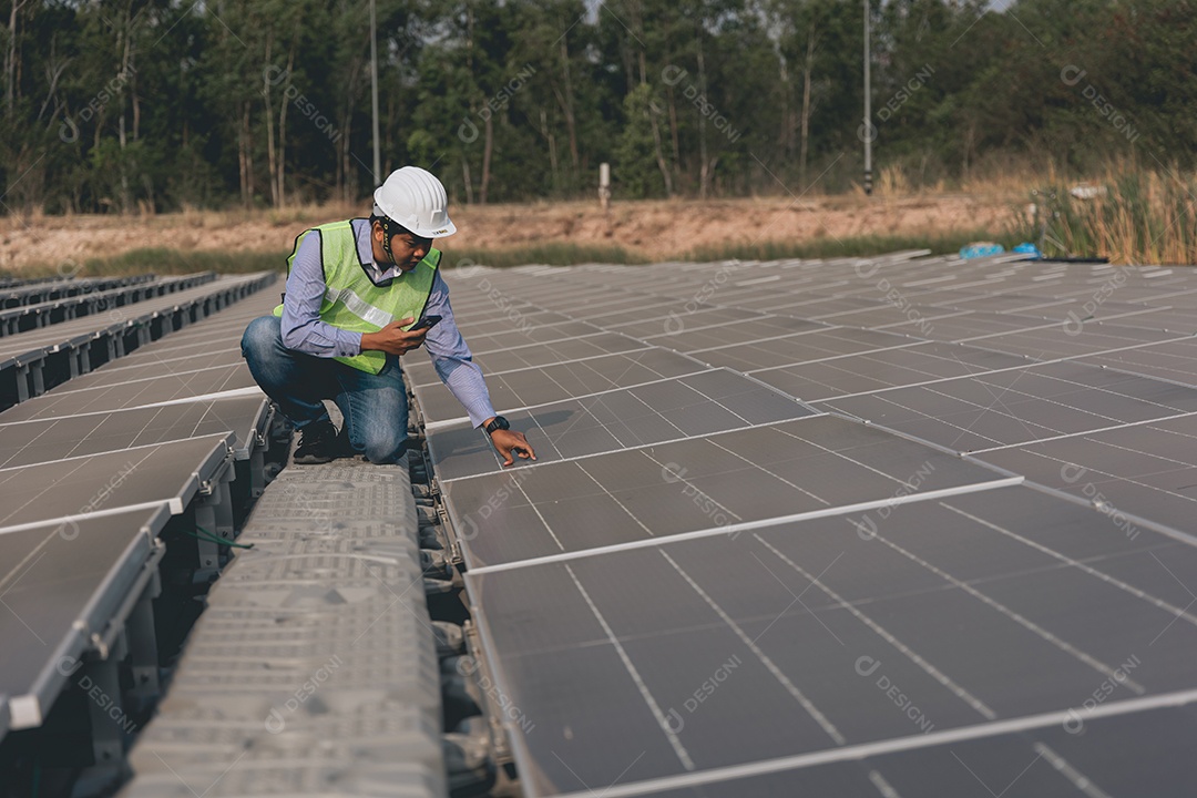 Homem profissional de placas fotovoltaicas com capacete de segurança