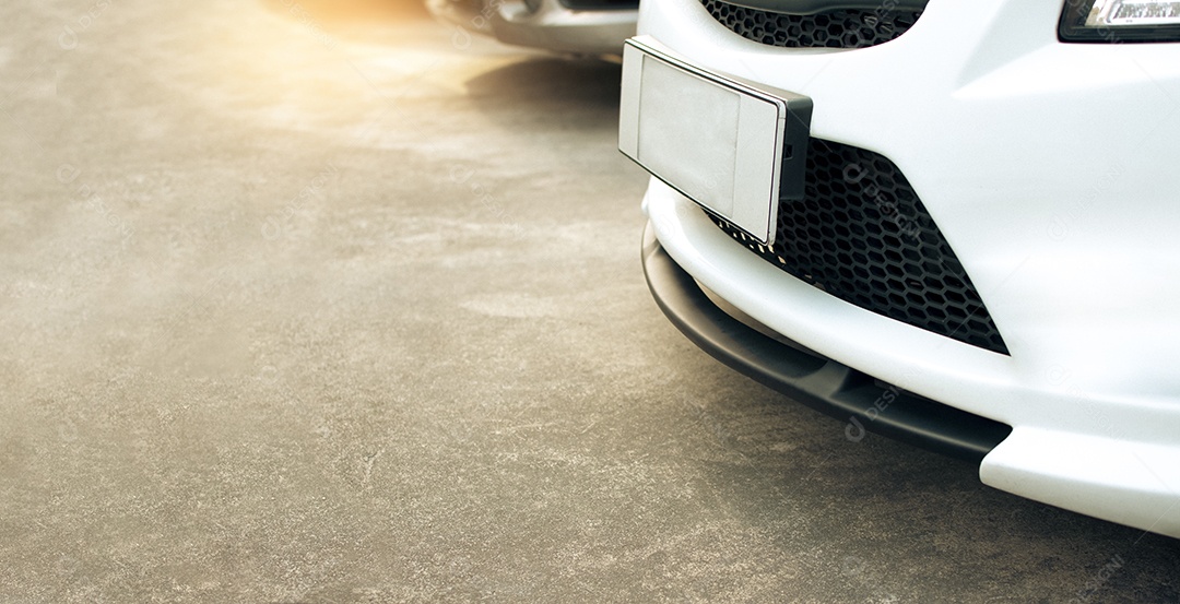 Para-choque dianteiro do carro no estacionamento