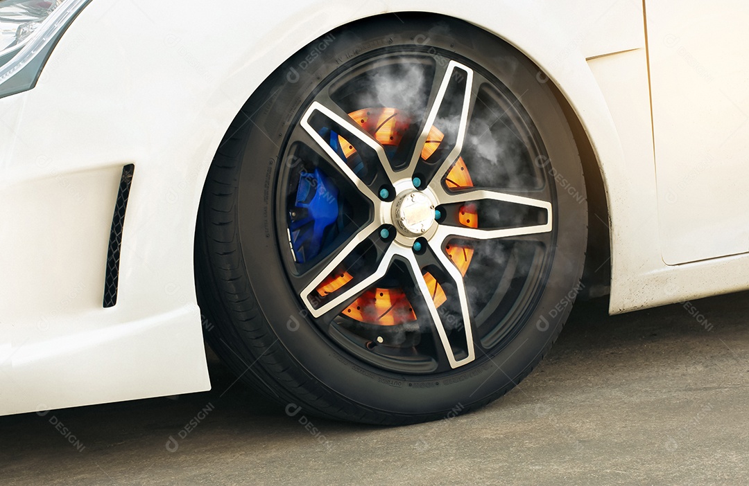 freio a disco queimando em uma roda de um carro esportivo.