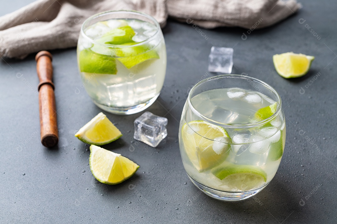 Caipirinha de limão brasileiro em copos com gelo e fatias de frutas