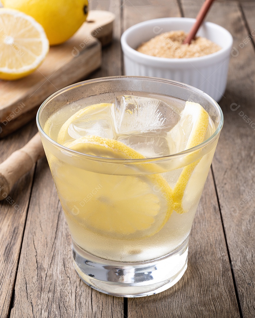 Caipirinha de limão siciliano brasileiro em um copo com gelo e frutas