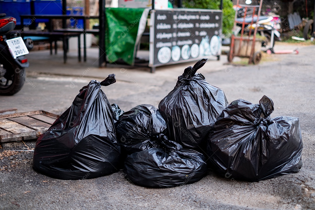 Lixos sobre rua cidade