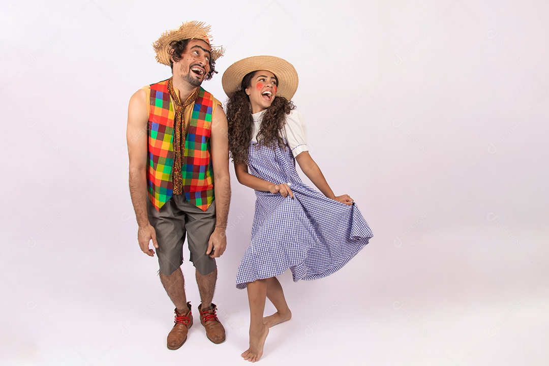 Pessoas jovens fantasiado celebrando festas juninas