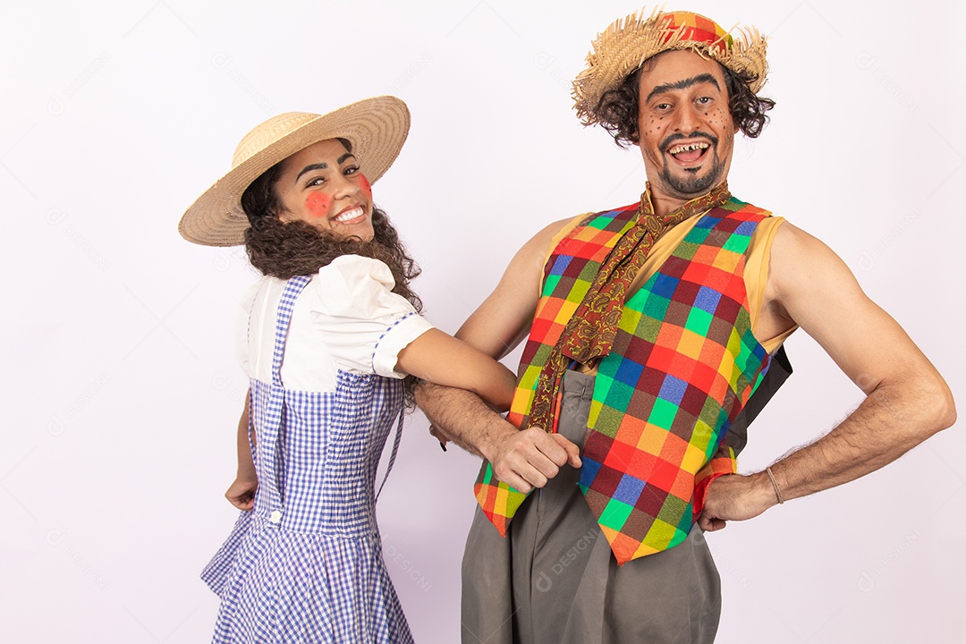 Pessoas jovens fantasiado celebrando festas juninas