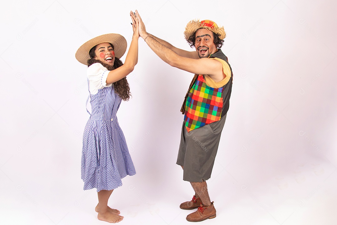 Pessoas jovens fantasiado celebrando festas juninas