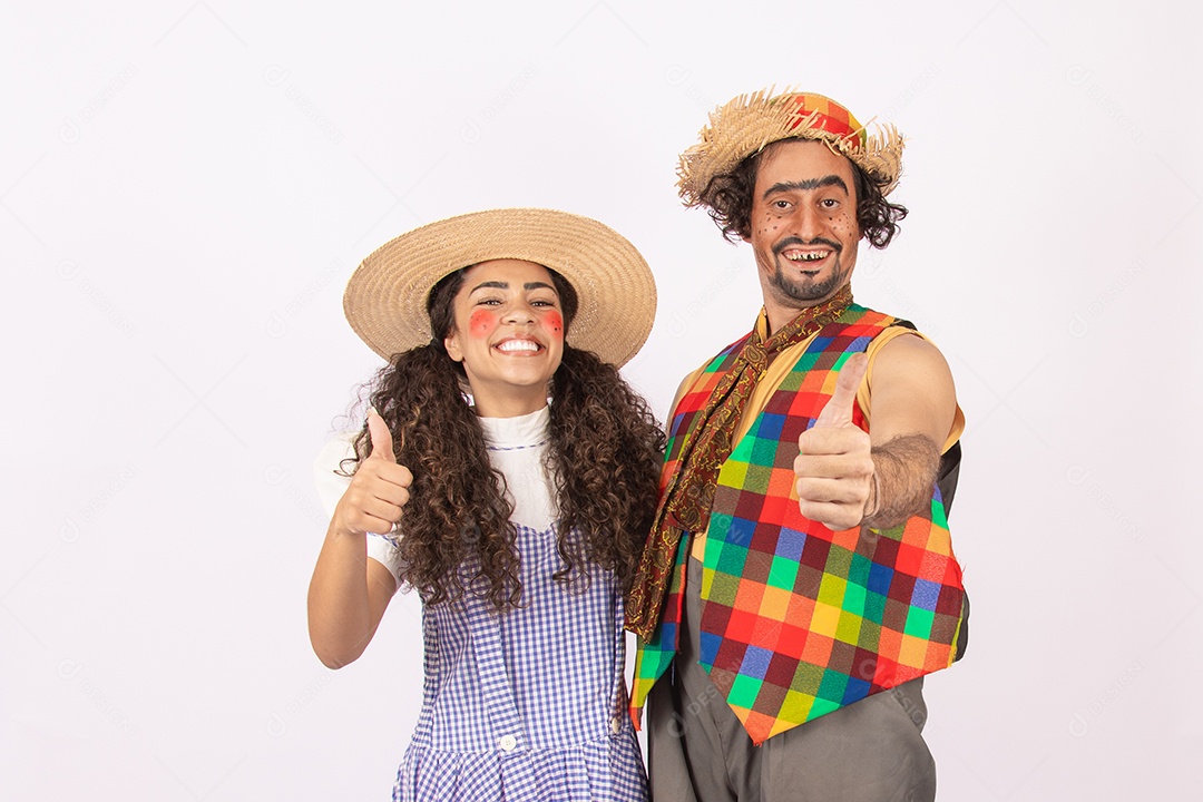 Pessoas jovens fantasiado celebrando festas juninas