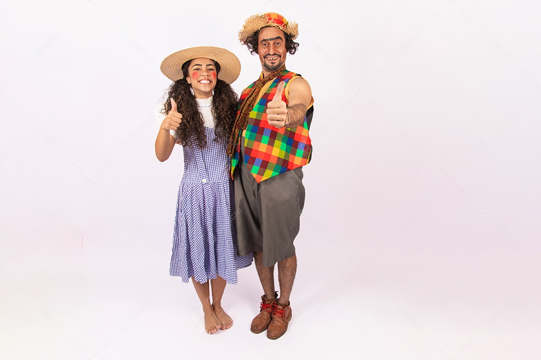 Pessoas jovens fantasiado celebrando festas juninas