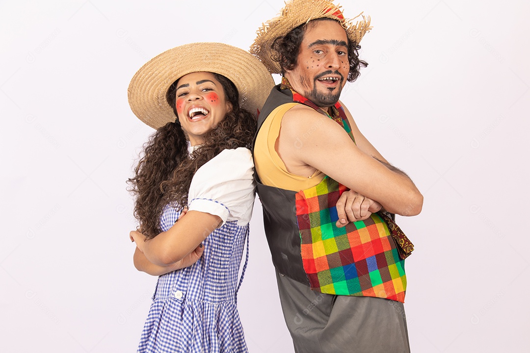 Pessoas jovens fantasiado celebrando festas juninas