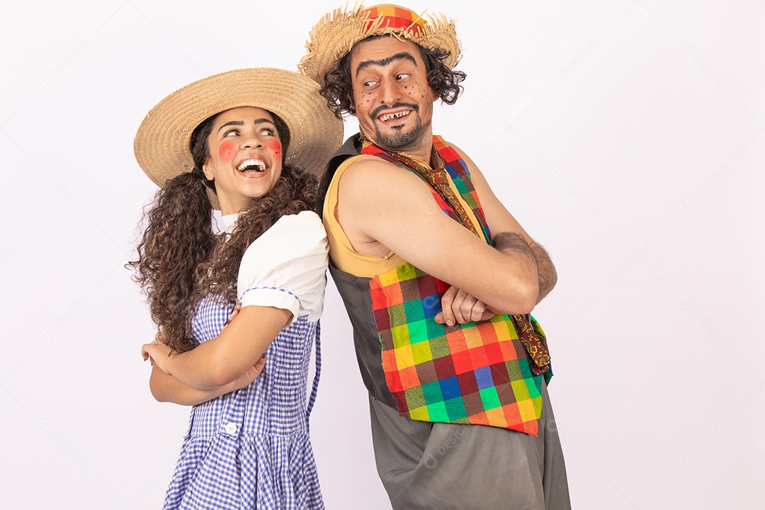 Pessoas jovens fantasiado celebrando festas juninas