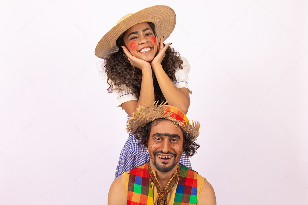 Pessoas jovens fantasiado celebrando festas juninas