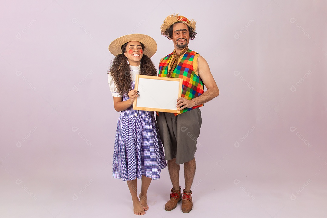 Pessoas jovens fantasiado celebrando festas juninas