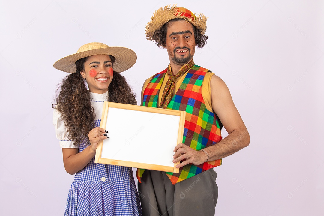 Pessoas jovens fantasiado celebrando festas juninas