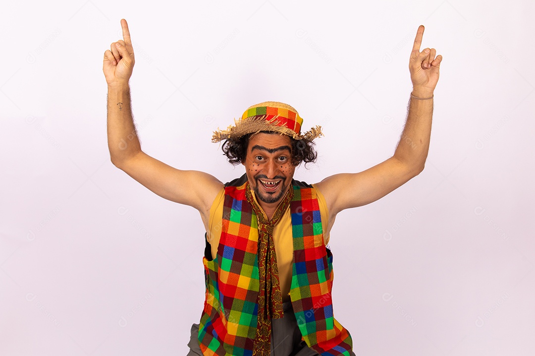 Homem jovem fantasiado celebrando festas juninas