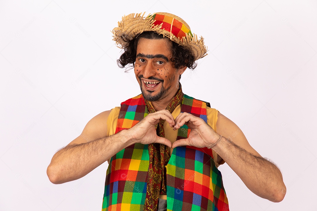 Homem jovem fantasiado celebrando festas juninas