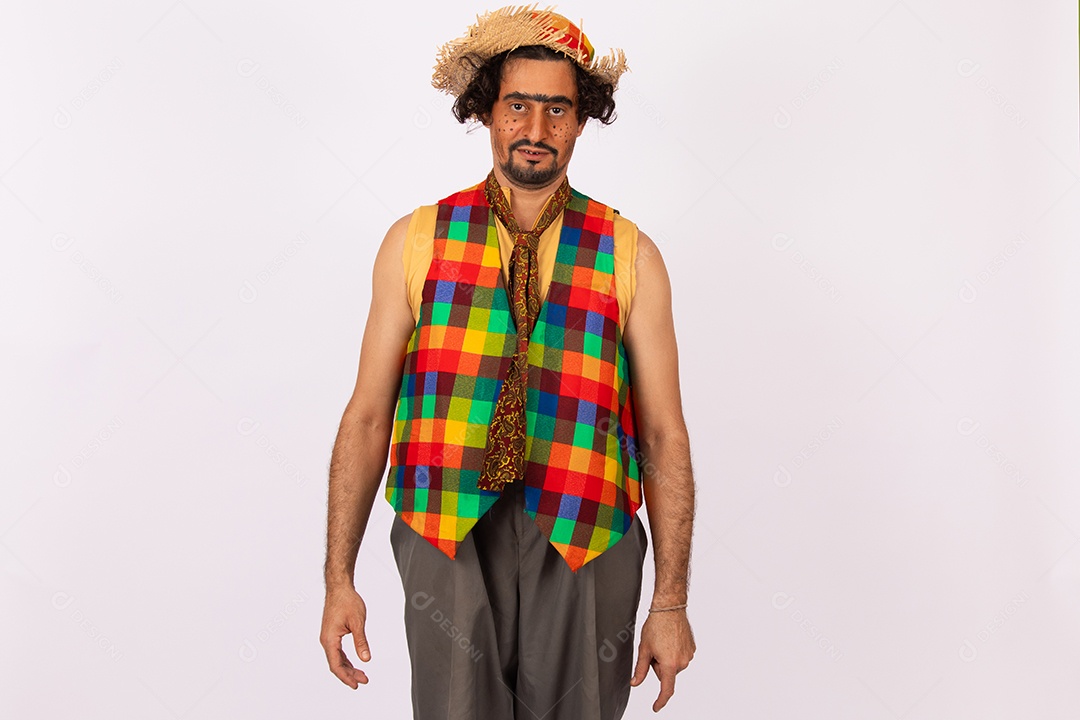 Homem jovem fantasiado celebrando festas juninas