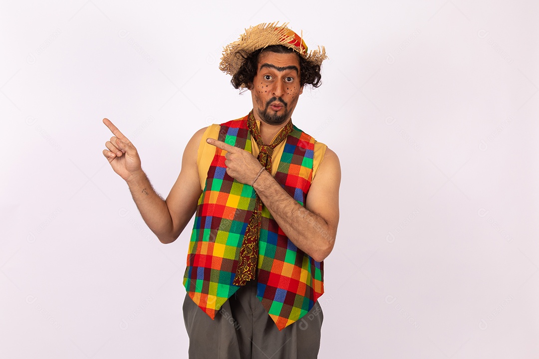 Homem jovem fantasiado celebrando festas juninas