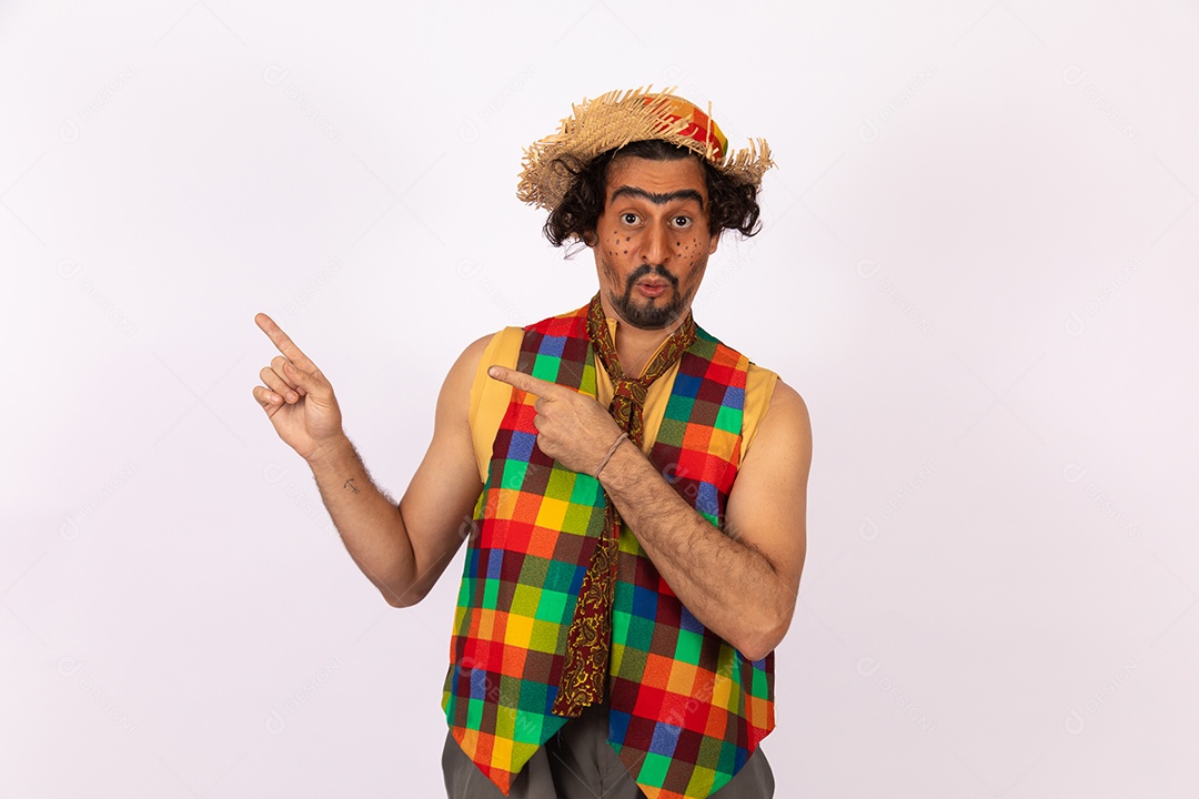 Homem jovem fantasiado celebrando festas juninas