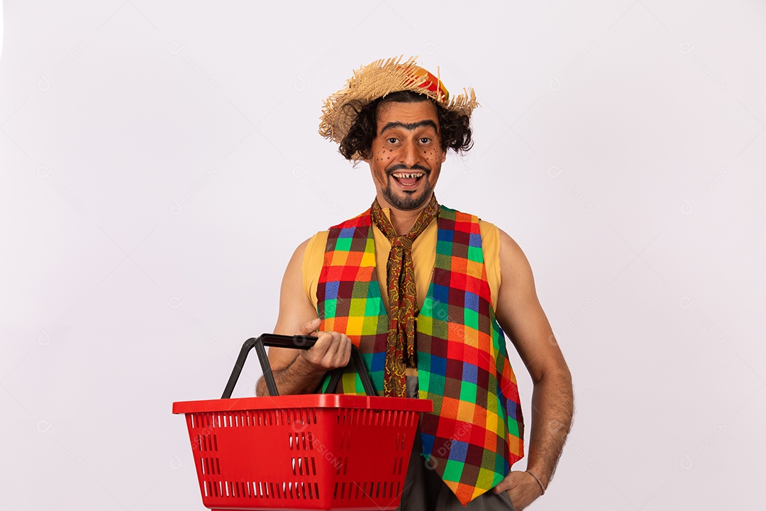 Homem jovem fantasiado celebrando festas juninas