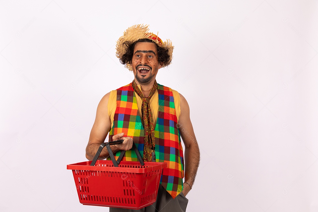 Homem jovem fantasiado celebrando festas juninas