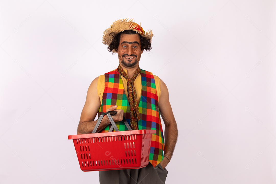 Homem jovem fantasiado celebrando festas juninas