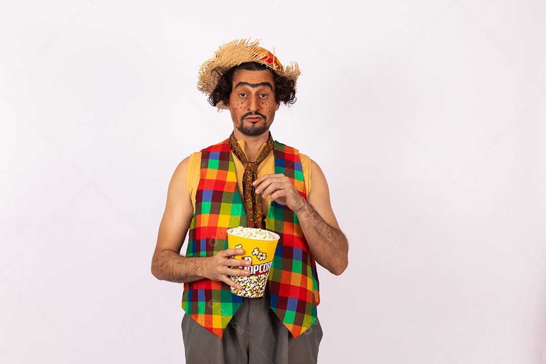 Homem jovem fantasiado celebrando festas juninas