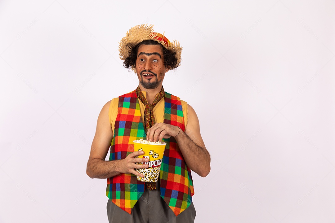 Homem jovem fantasiado celebrando festas juninas