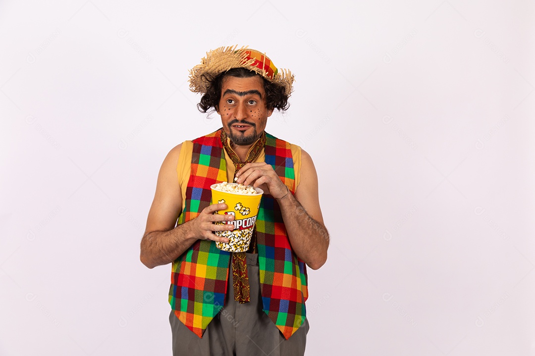 Homem jovem fantasiado celebrando festas juninas