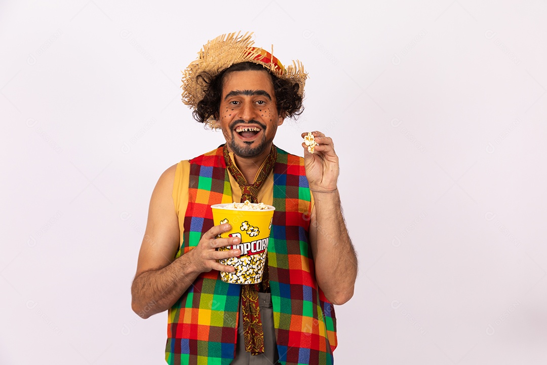 Homem jovem fantasiado celebrando festas juninas