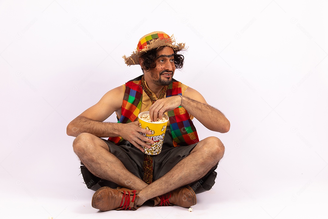 Homem jovem fantasiado celebrando festas juninas