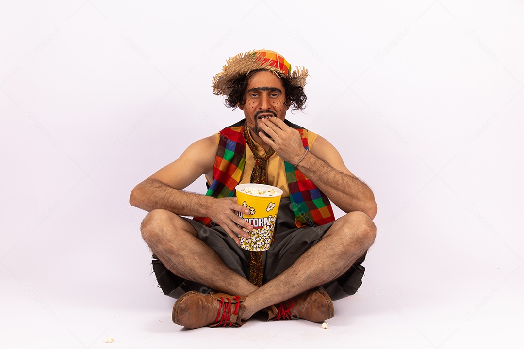 Homem jovem fantasiado celebrando festas juninas