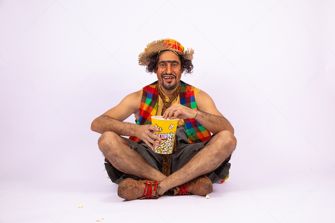 Homem jovem fantasiado celebrando festas juninas