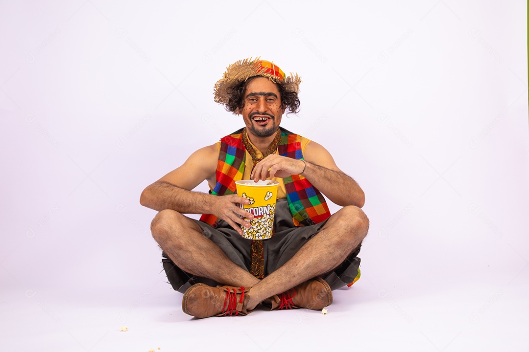 Homem jovem fantasiado celebrando festas juninas