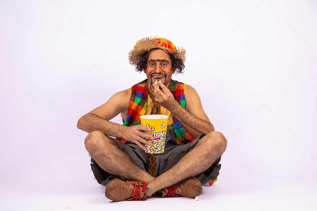 Homem jovem fantasiado celebrando festas juninas