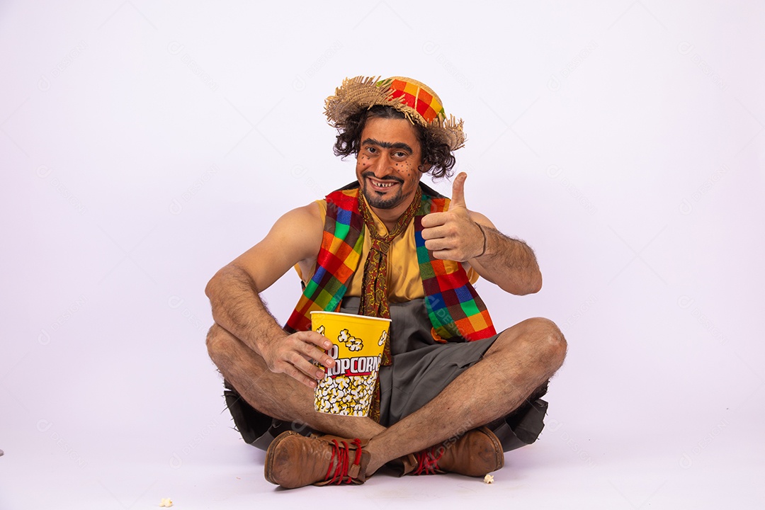 Homem jovem fantasiado celebrando festas juninas