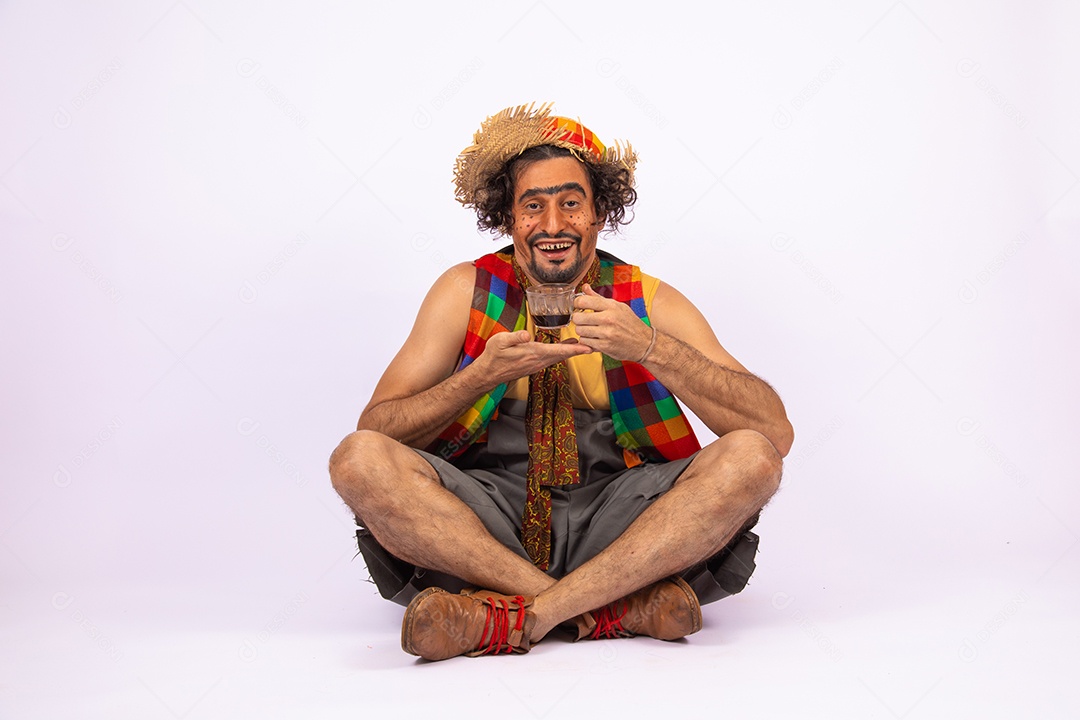 Homem jovem fantasiado celebrando festas juninas