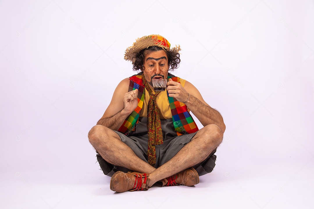 Homem jovem fantasiado celebrando festas juninas