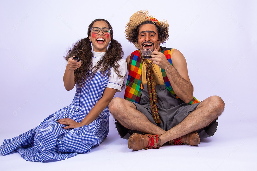 Pessoas jovens fantasiadas celebrando festas juninas