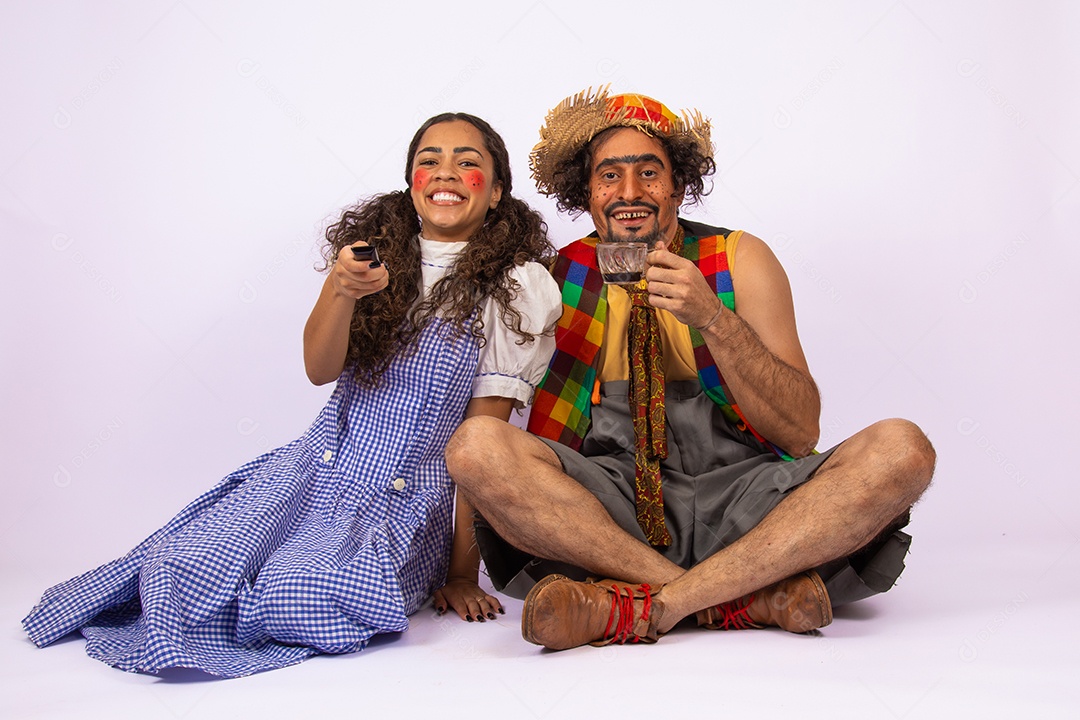 Pessoas jovens fantasiadas celebrando festas juninas